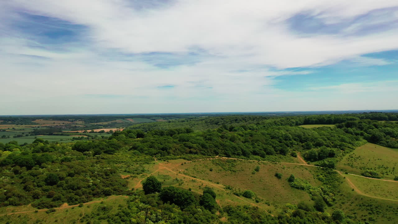 toma aérea sobre el paisaje rural, en un día soleado
