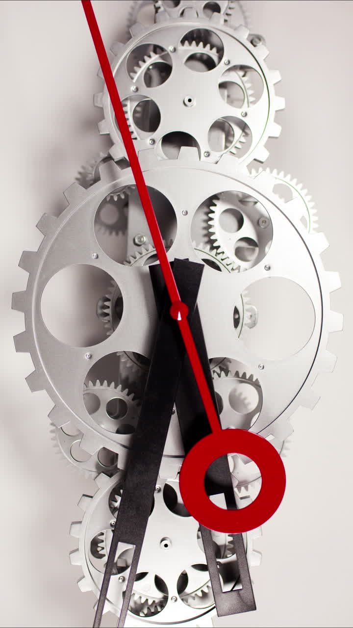 primer plano de la esfera del reloj analógico en vertical