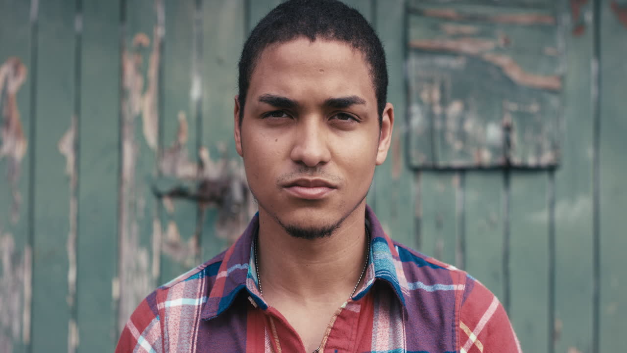 retrato en cámara lenta de un hombre de raza mixta