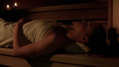 Mujer-Relajándose-En-La-Sauna