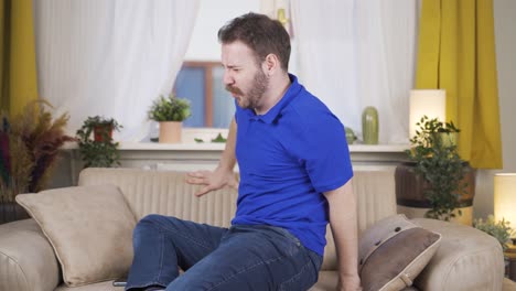 hombre con dolor de espalda baja con hernia.