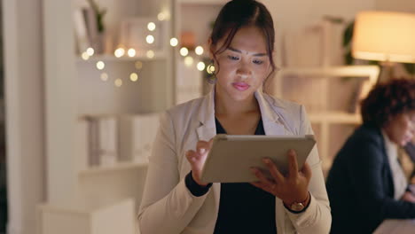noche, tableta digital y feliz mujer de negocios
