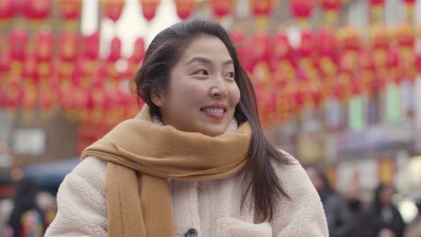 retrato, de, sonriente, joven, mujer asiática, en, chinatown, londres, reino unido