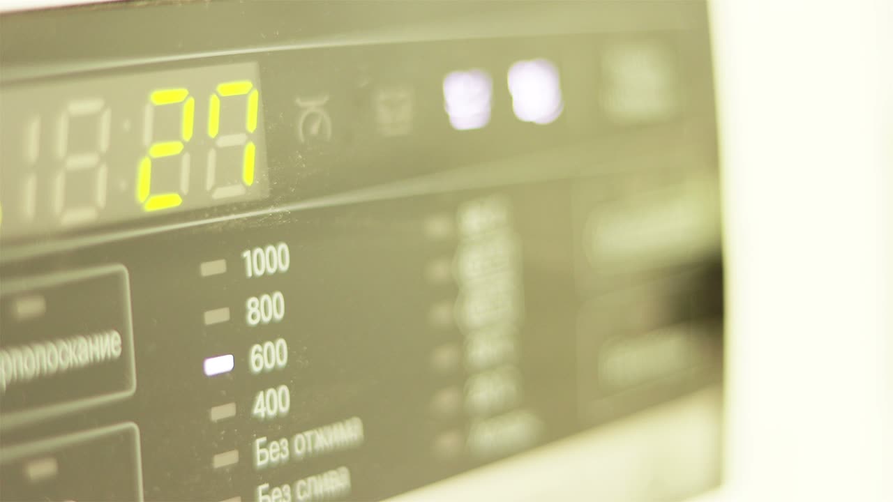 tablero de instrumentos de la máquina de lavar con parámetros de lavado.