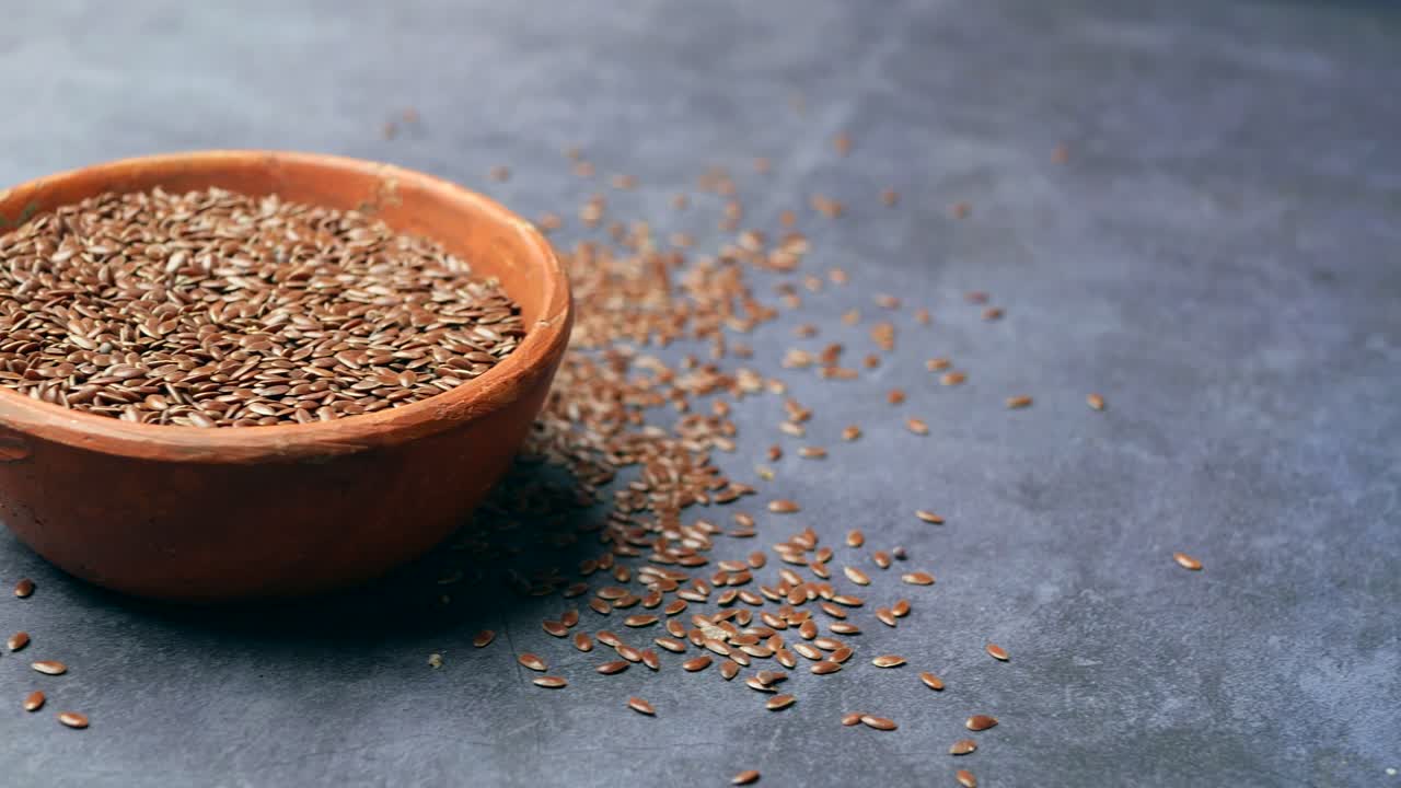 테이블 위에 있는 그에 은 , 하라디기