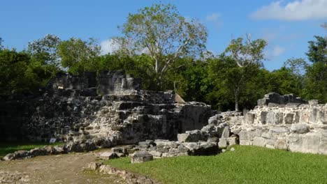 Las-Columnas-A-La-Izquierda-En-San-Gervasio,-Sitio-Arqueológico-Maya,-Cozumel,-México