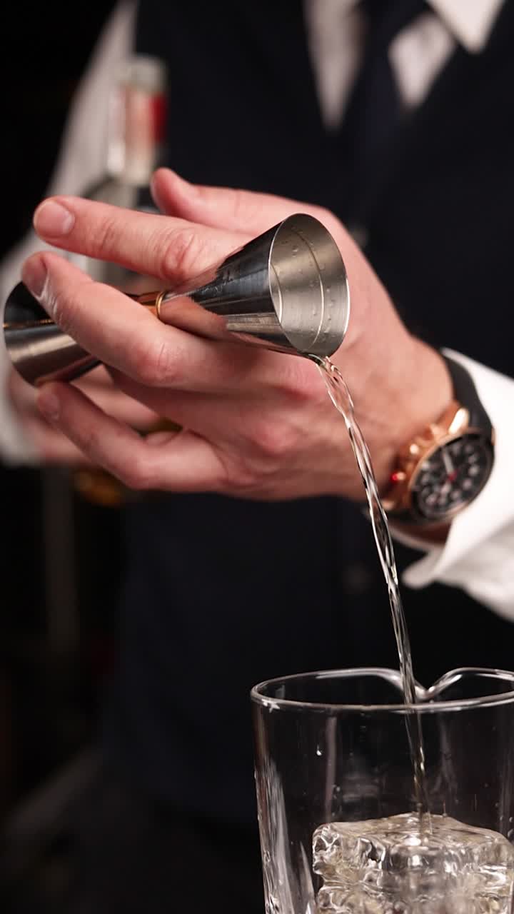 el camarero haciendo un cóctel.