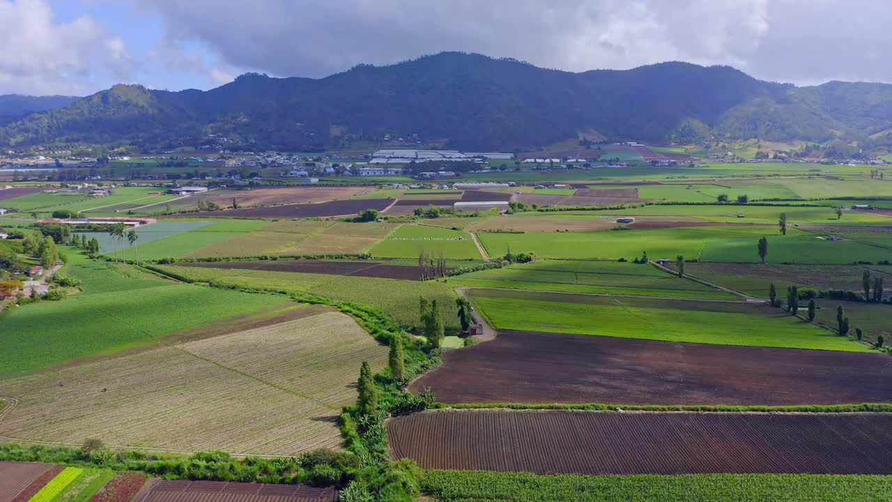 도미니카 의 콘스탄사 에서 높은 수확량 을 내는 비옥 한 농장 들 을 위 에서 볼 수 있다