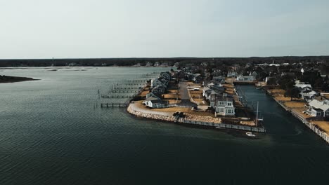 casas costeras en el agua en cape cod massachusetts