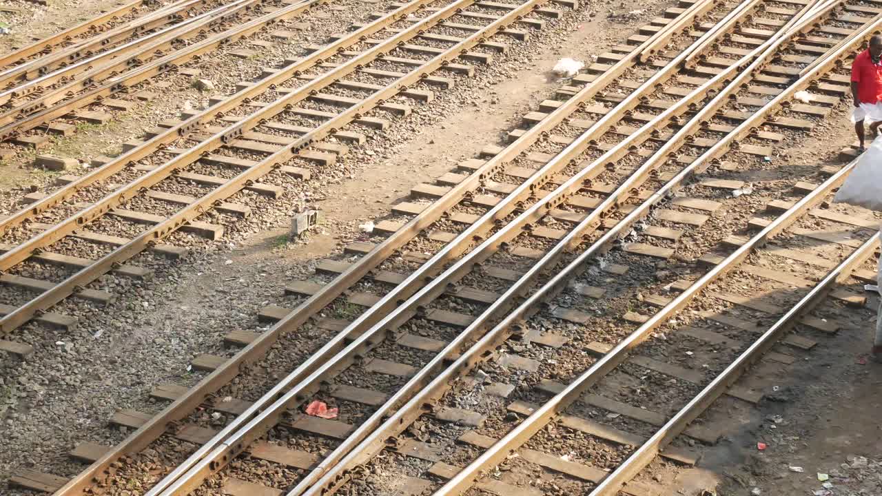 personas caminando por las vías del tren