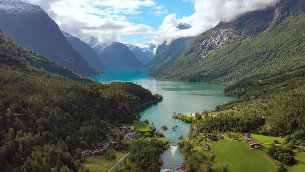 la hermosa naturaleza de noruega paisaje natural. imágenes aéreas del lago lovatnet y el valle de lodal.