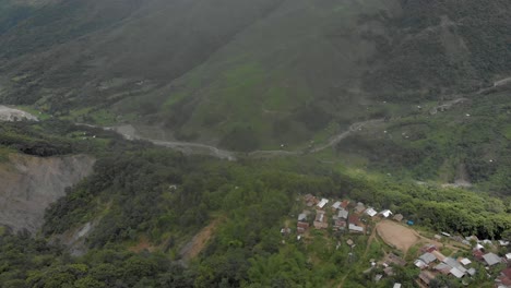 toma aérea de 4k con plataforma rodante hacia atrás de uno de los tuensang de la aldea más grande de nagaland, india