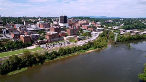 empuje aéreo sobre el río james en lynchburg virginia