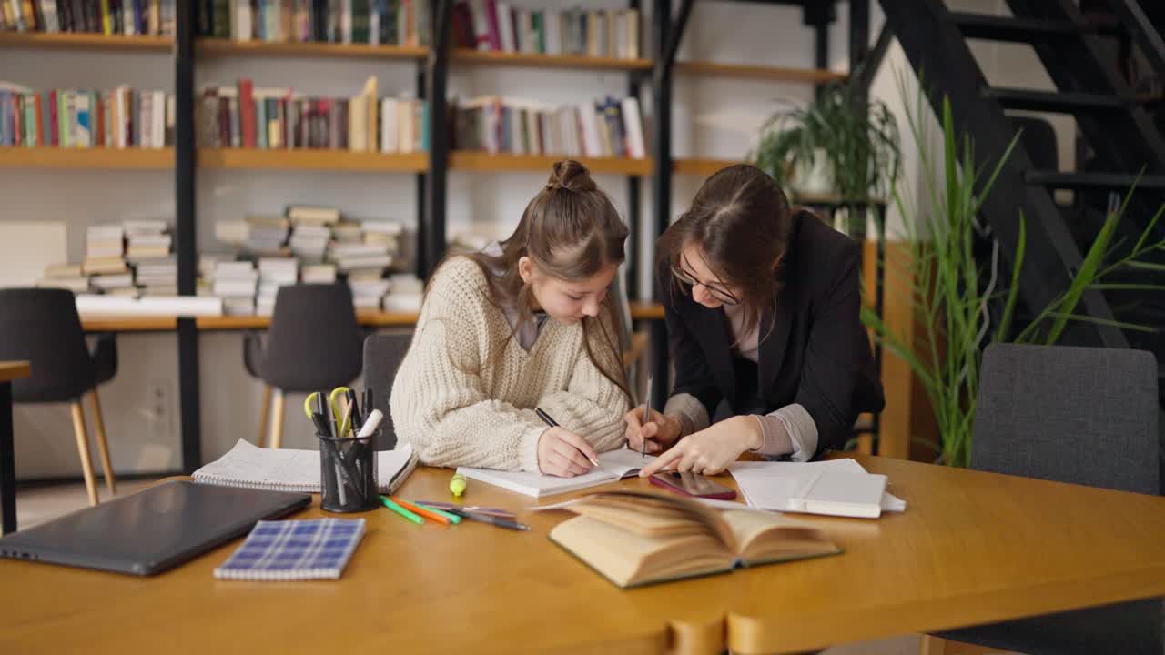 sesión de tutoría en una biblioteca