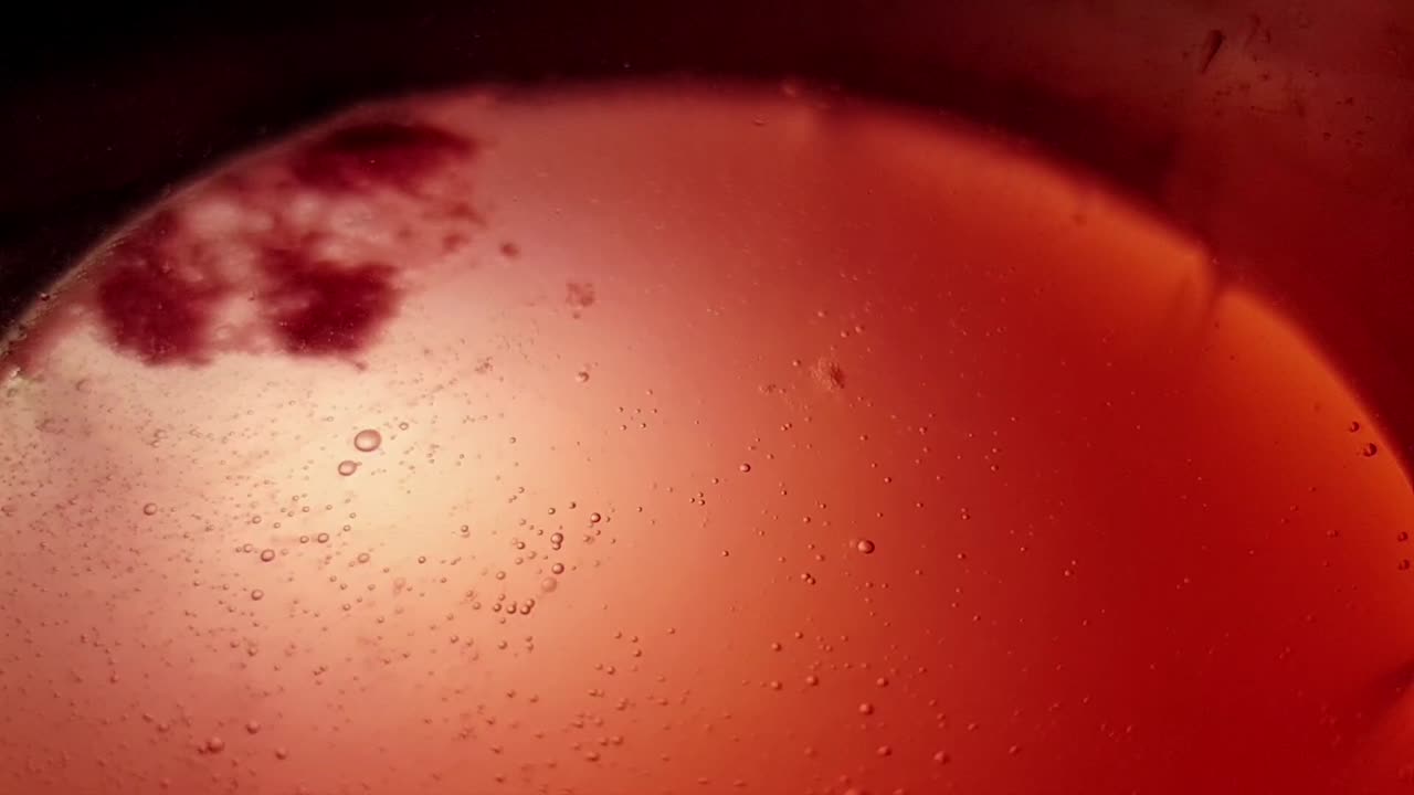 주황색 발포성 비타민 c 독감 정제가 물 한 잔에 녹고 반짝이는 거품