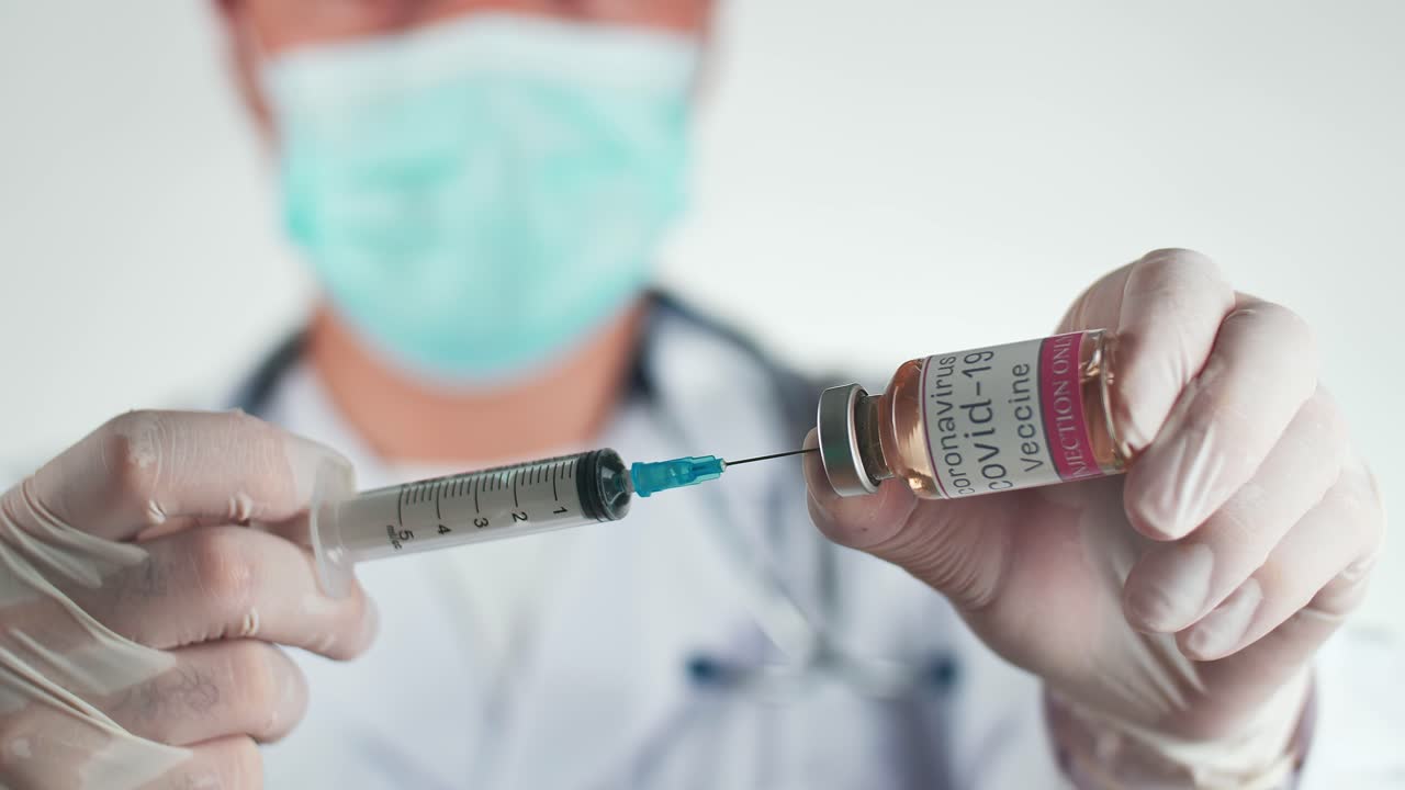 médico que administra la vacuna contra la covid-19