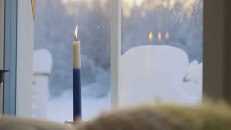 Angezündete-Blaue-Und-Weiße-Kerze-Am-Fenster-Für-Den-Finnischen-Unabhängigkeitstag