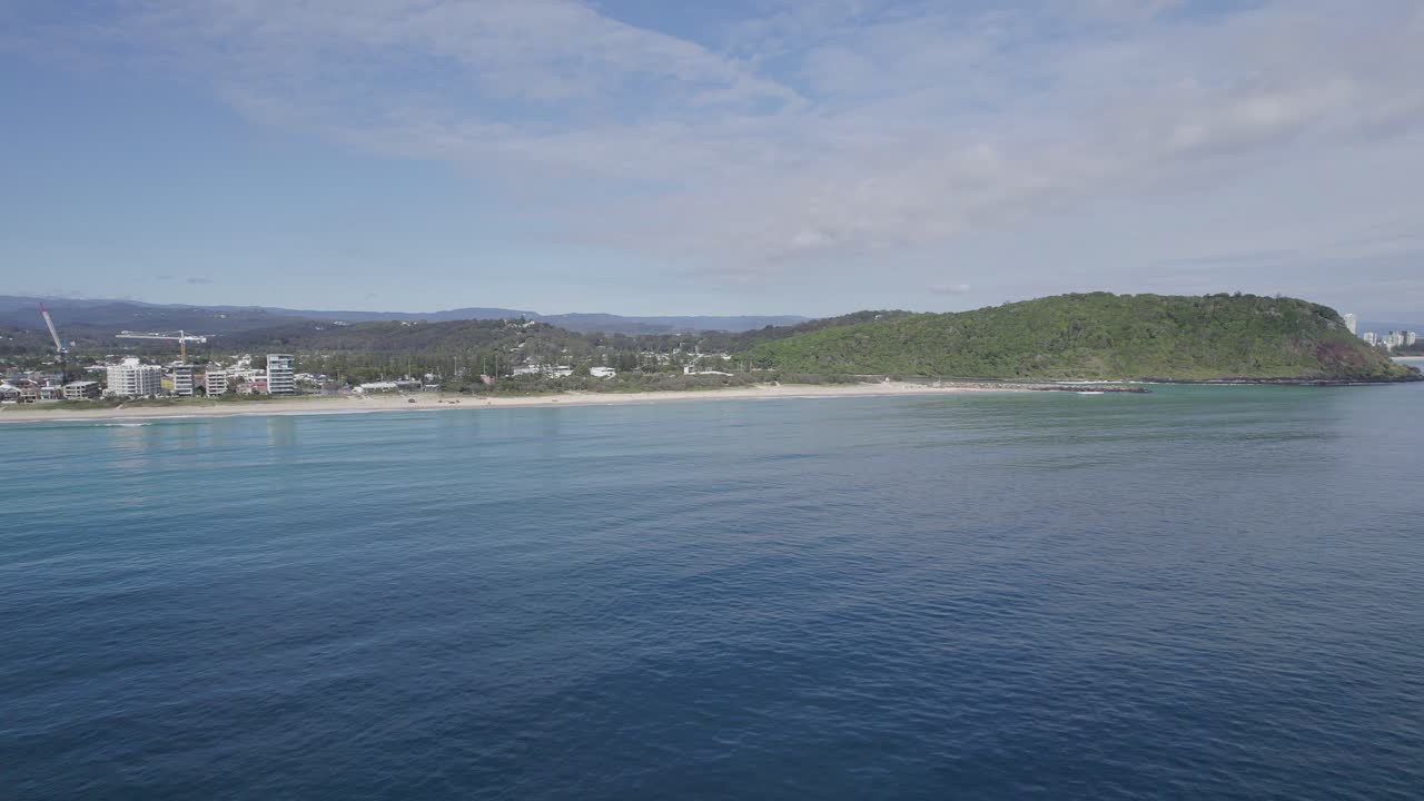 퀸즐랜드 주 골드 코스트에서 바다 건너편에 보이는 벌리 헤드 국립공원 근처 팜 비치의 해안 교외