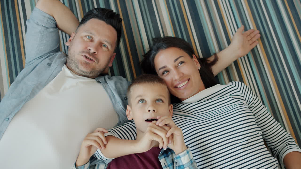 가족 들 이 함께 즐거운 시간 을 보내는 것