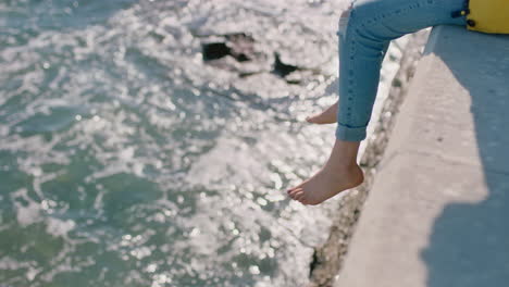 Piernas-De-Mujer-Colgando-Sobre-El-Agua-Chica-Descalza-Disfrutando-De-Las-Vacaciones-De-Verano-Sentada-En-El-Muelle-Junto-Al-Mar-Viendo-Las-Olas-Concepto-De-Libertad