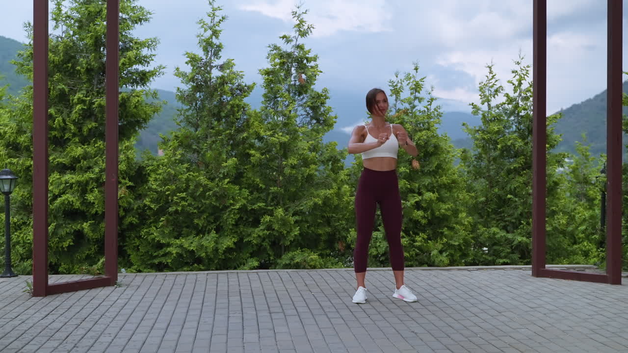 mujer haciendo ejercicio al aire libre en la naturaleza