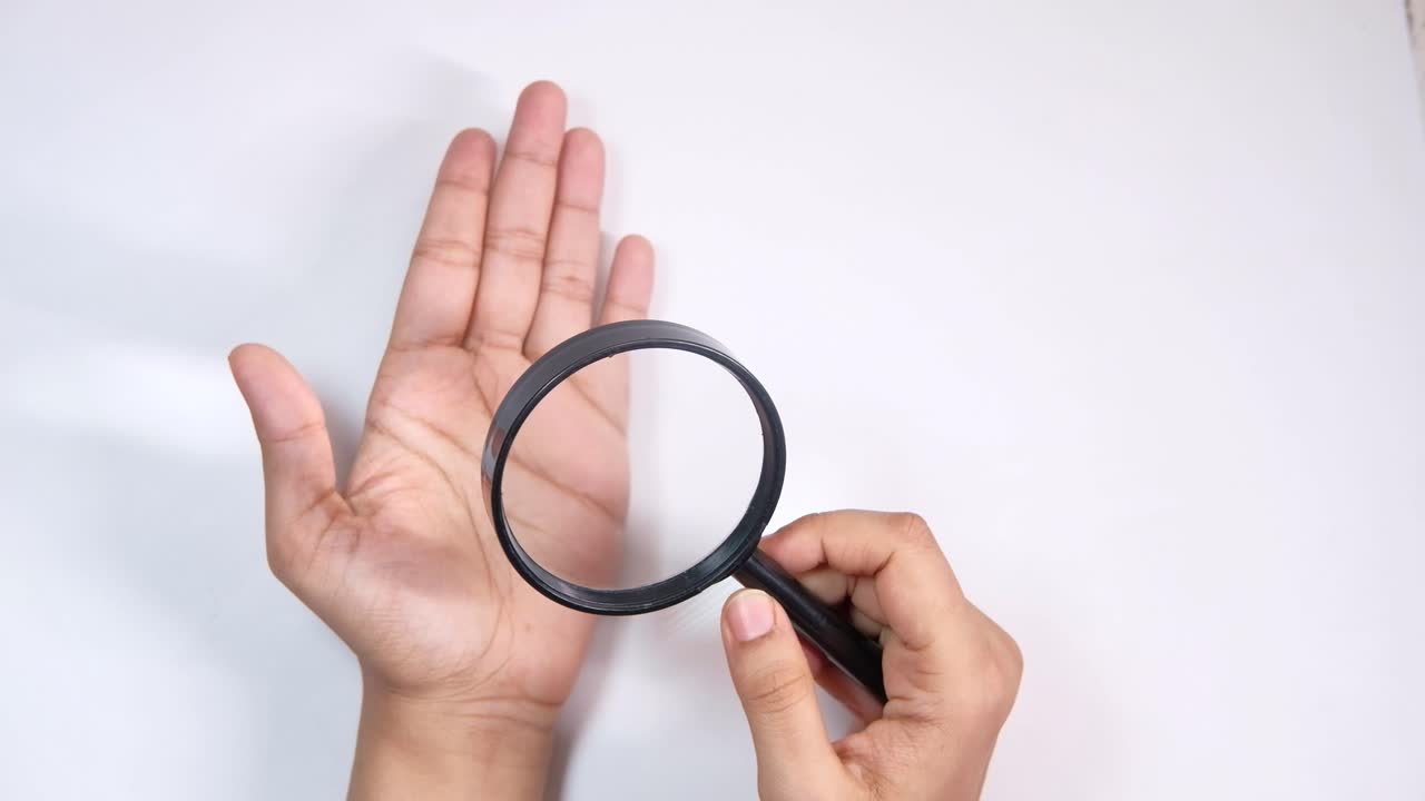 Mano con lupa