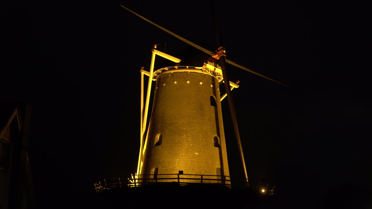 밤에 바르세벨트의 풍차