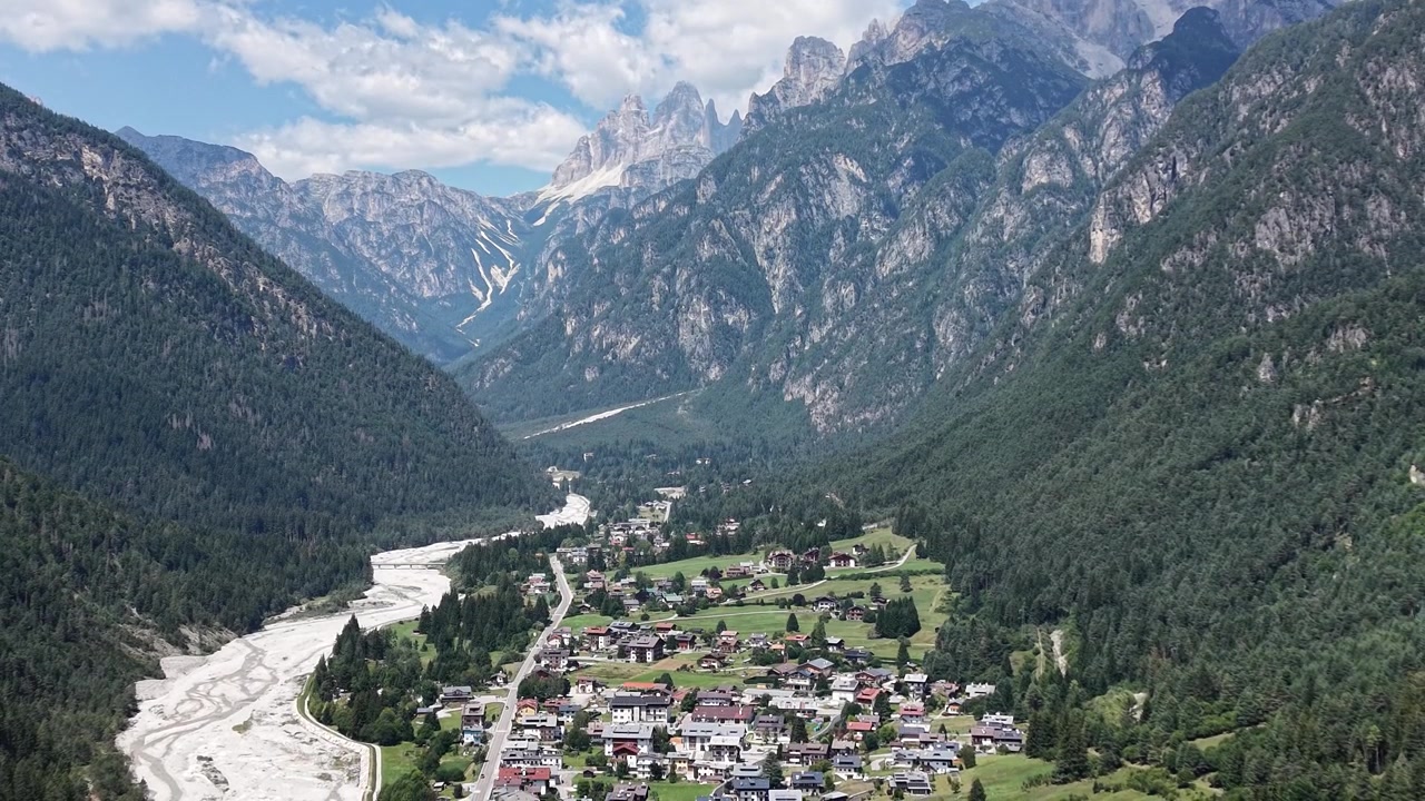 Vista aerea con drone su Auronzo di Cadore e la sua valle circostante, con il Tagliamento? No, probabilmente la valle dell'Ansiei.