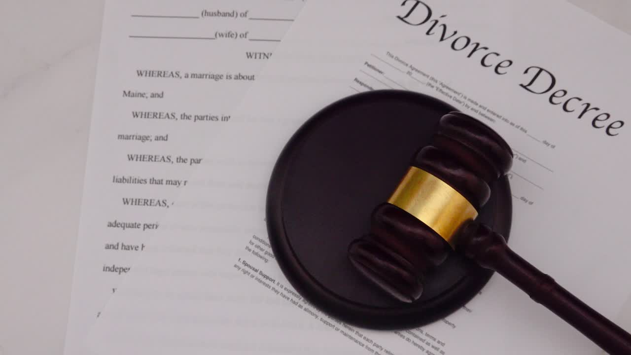 In caso di divorzio, un accordo prematrimoniale ben redatto può semplificare il processo legale, ridurre al minimo le controversie e offrire sicurezza finanziaria