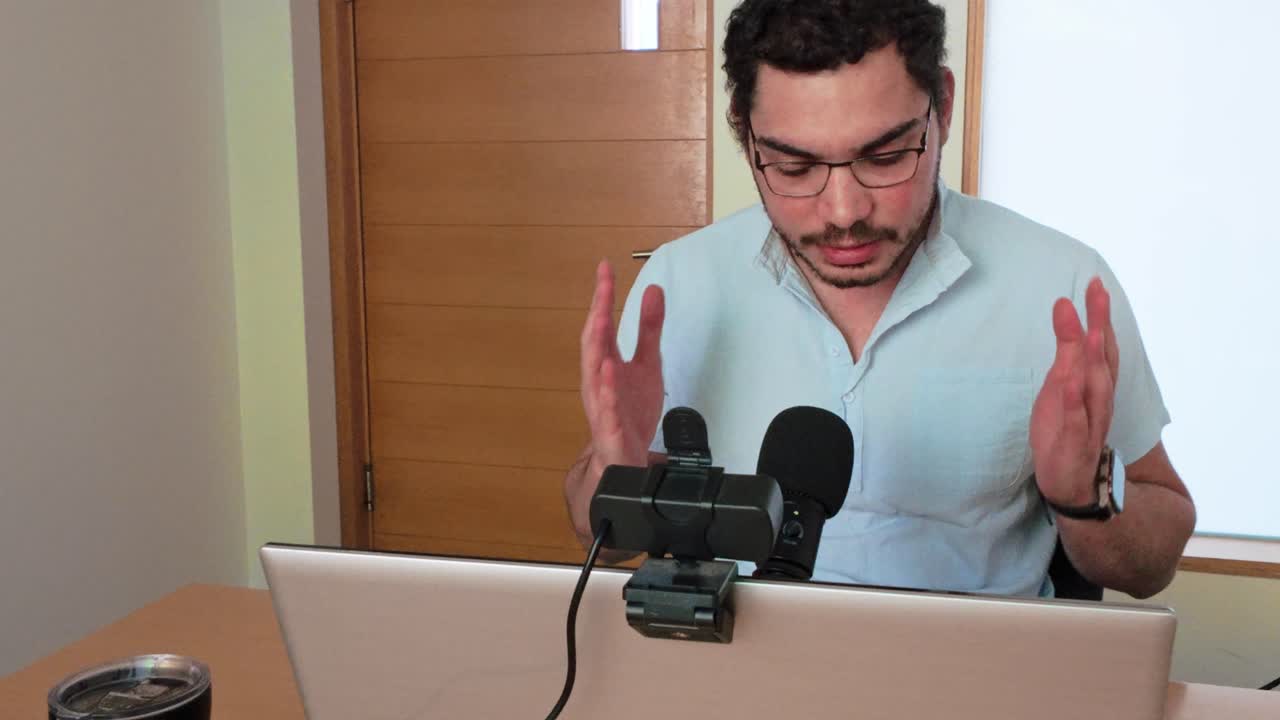 Presentazione dinamica su Zoom di un giovane dirigente