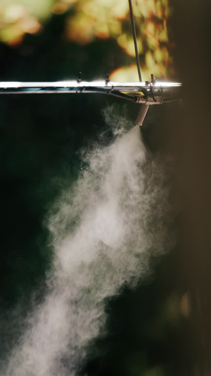 Un getto d'acqua spruzza in aria su uno sfondo scuro