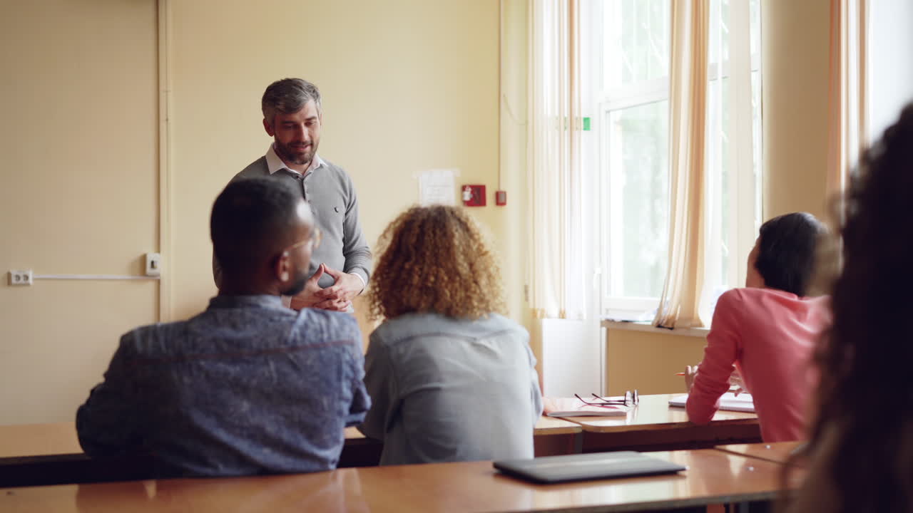 profesor dando conferencias en el aula