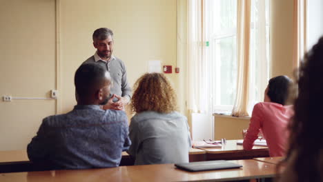 profesor dando conferencias en el aula