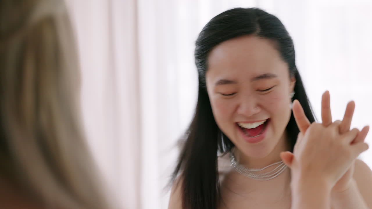 축하하는 행복한 여성들