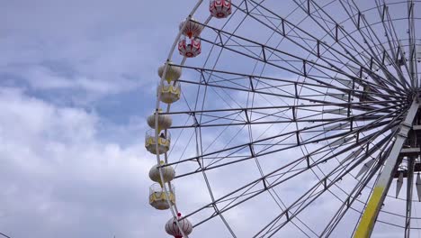 una gran rueda de ferris vacía y colorida en una feria por la mañana