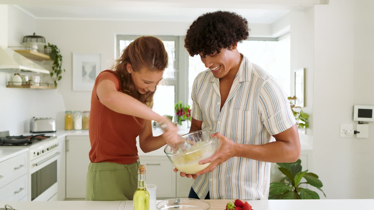 Casal diverso misturando ingredientes na cozinha, preparando uma deliciosa sobremesa caseira juntos, em casa