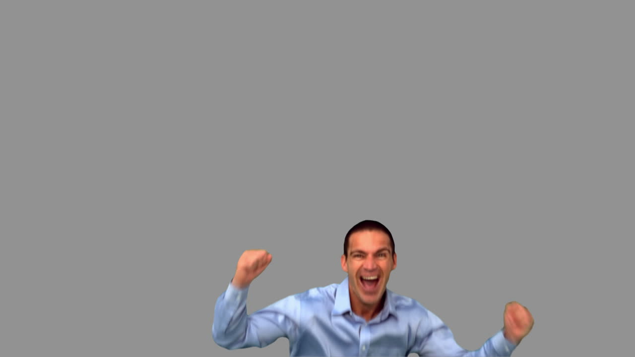 un hombre de negocios feliz saltando en la pantalla gris.