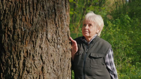 mujer mayor en un bosque