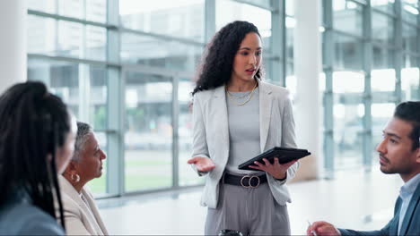 Geschäftsfrau,-Managerin-Und-Tablet-Für-Meetings