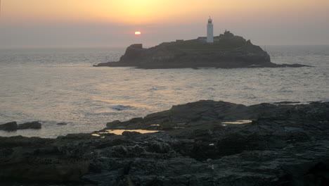 vista del paisaje del hermoso faro icónico al atardecer