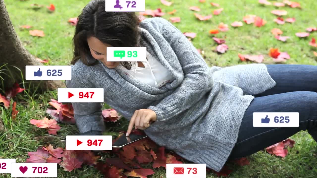 animación de iconos de las redes sociales y un número creciente de mujeres caucásicas que usan tabletas