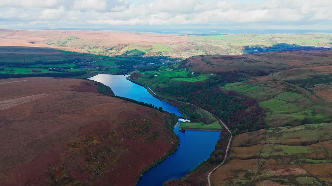 아름다운 영국 시골의 드론 영상, 야생 풍경, 헤더로 인 습지, 큰 호수 및 파란 물을 보여줍니다.