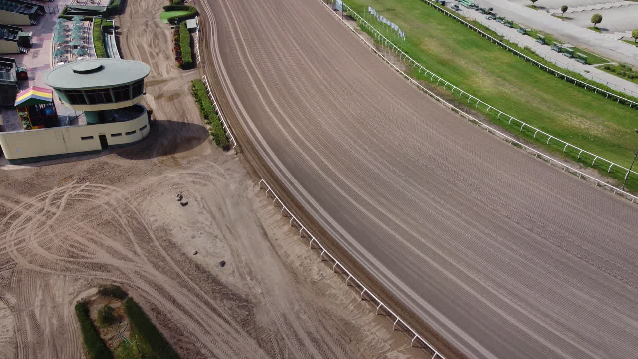 drone 4k video de una pista de carreras de caballos