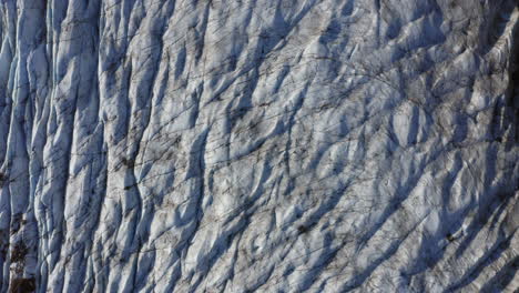 antena: vista de arriba hacia abajo de las grietas en el glaciar svinafellsjokull en islandia durante un día soleado