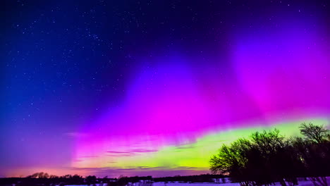 maravillosa y colorida aurora boreal en el cielo estrellado