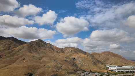 esta toma de dron captura la belleza natural de riverside, ca
