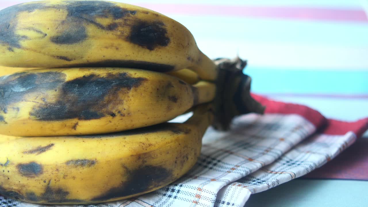 un montón de plátanos maduros