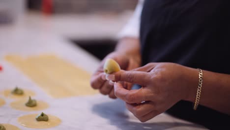 Chef-Femenina-Doblando-Tortellini-En-Cámara-Lenta,-Apretada