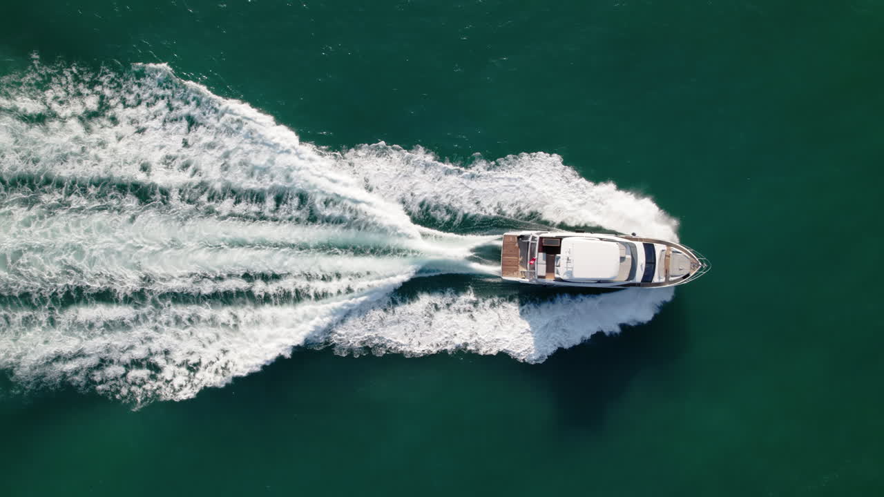 Ripresa aerea con drone di uno yacht veloce