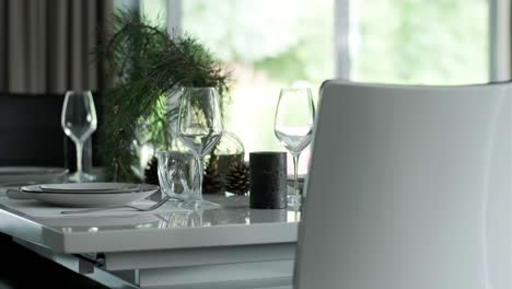 interior de cocina elegante con mesa y sillas para comer
